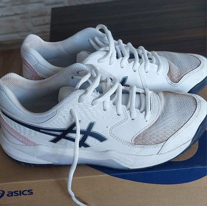 ASICS -incaltaminte pentru sport , in special TENIS