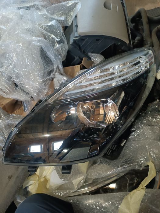 Lampa far Megane3 an 2014 bara fata Megane3 Clio4 Clio3 Fluence Scenic3 Scenic2  Megane2 stop UPC kit bara fata Dacia Logan3 Sandero Stepway3 Logan2