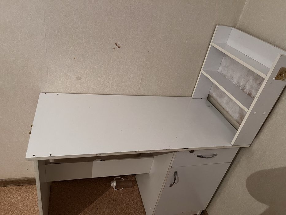 Продается маникюрный стол