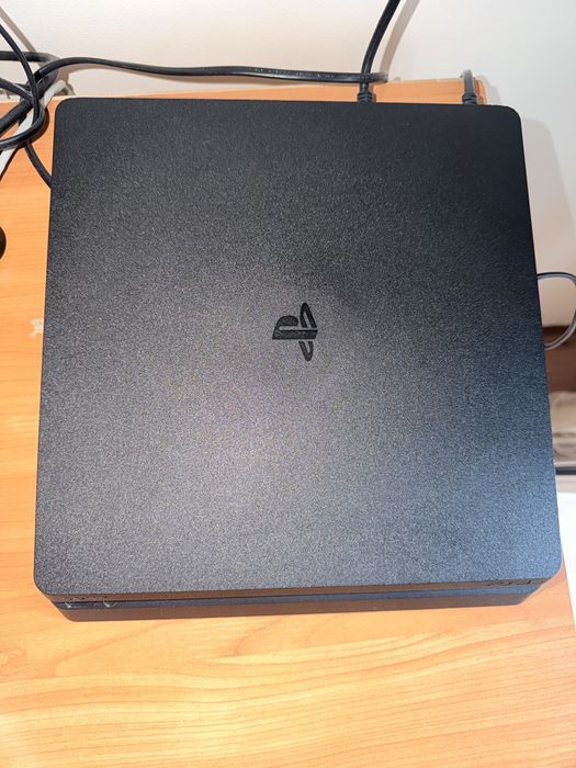 Продавам Playstation 4 с два джойстика