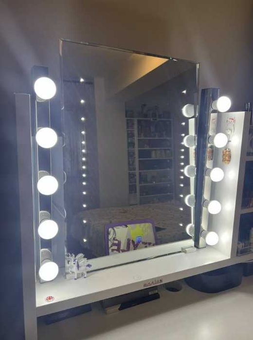 Oglinda cu leduri touch si doua spoturi suplimentare individuale pe intrerupator pentru masa de machiaj