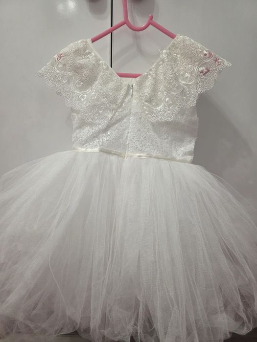 Грациозна бяла рокля за принцеси!