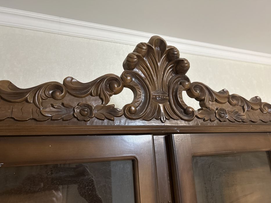 Продам сервант , чистое дерево, без дефекта.