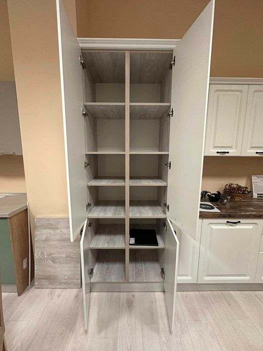 Vand dulap NOU la aproape jumatate din pretul lui de achizitie