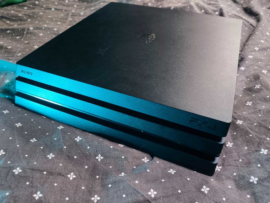 Продам\обменяю PlayStation 4 PRO 1000GB (память) черный цвет.