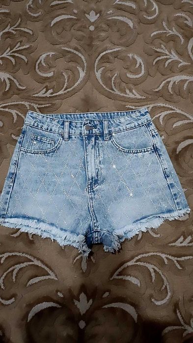 Vând pantaloni scurți blugi