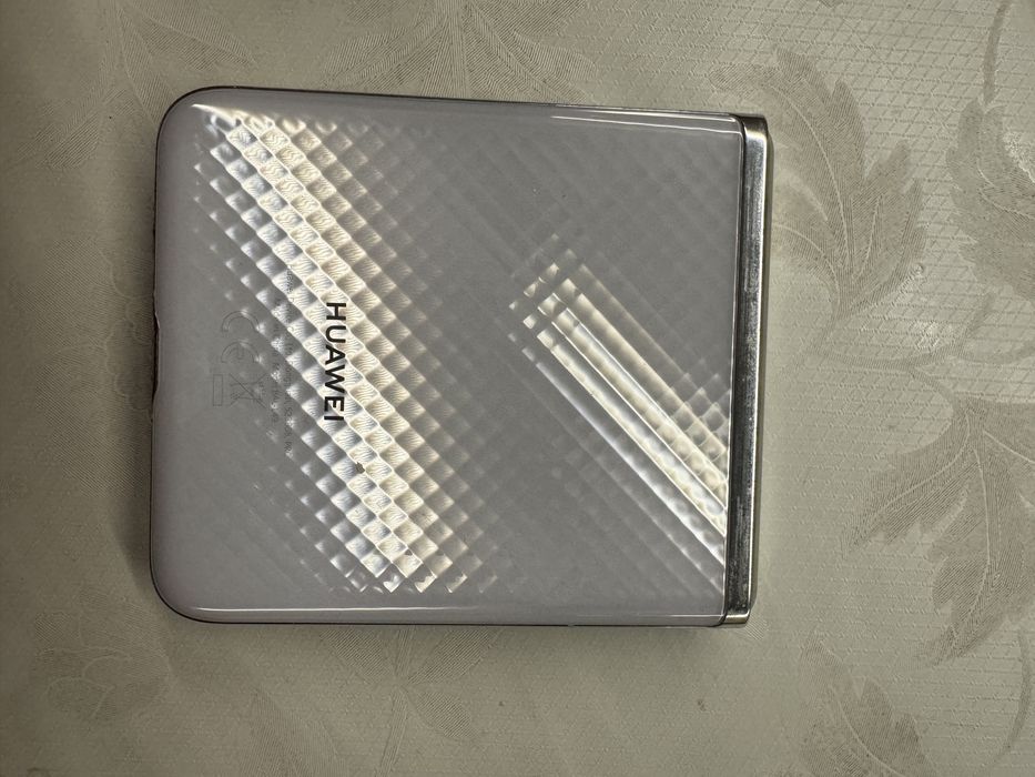 Huawei p50 pocket със счупен дисплей