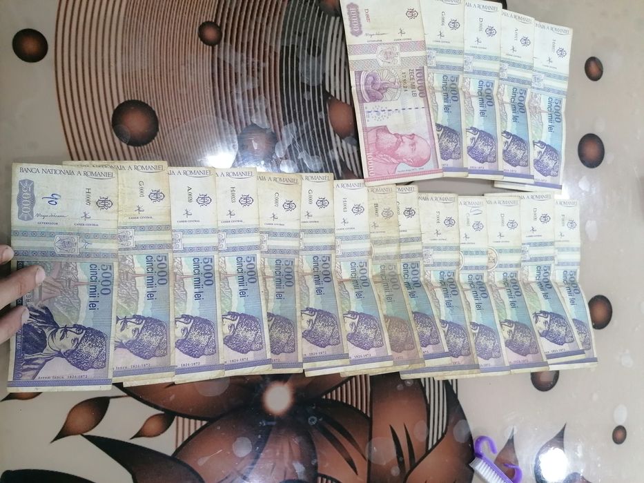 Vând 18 bancnote de 5000 și una de 10000