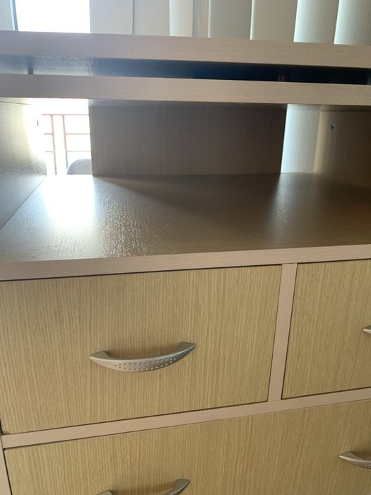 Шкаф с въртяща се поставка