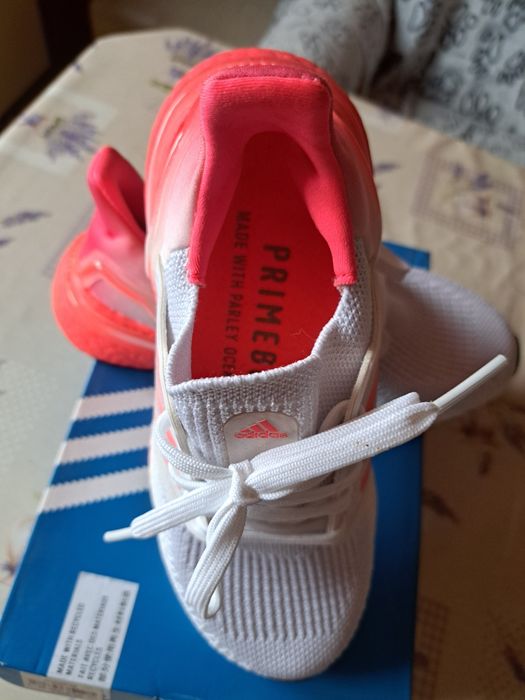 Adidasi noi fără eticheta