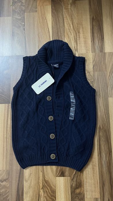 Новая тёплая , вязанная желетка в синим цвете, на 7-8 лет!