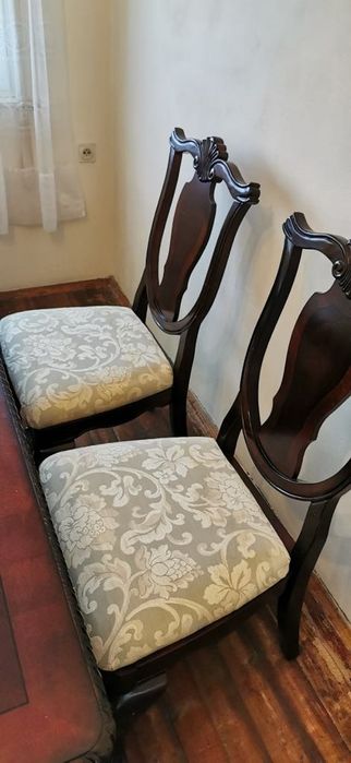 Трапезна маса със столове.