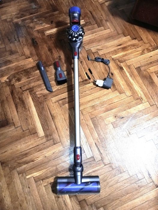 Продавам много добра Dyson V8 почистена прахосмукачка с отлична батерия и аксесоари