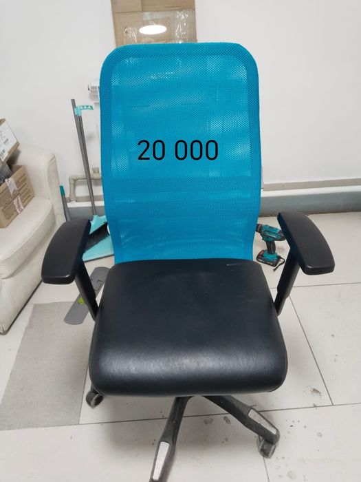 Продаётся офисное компьютерное кресло в отличном состоянии .