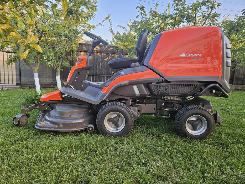 Vand/Schimb Tractoraș de tuns iarba gazon Husqvarna RC 318 T(18H de functionare)