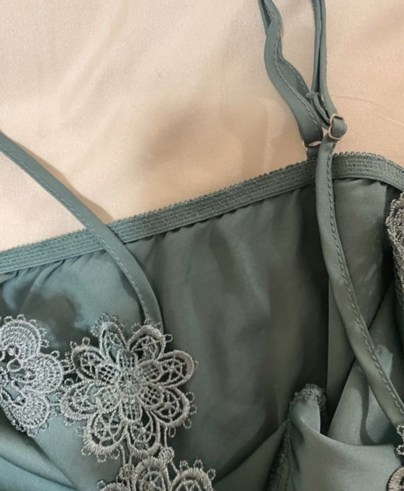 Sleep top verde cu dantela si bretele reglabile din satin