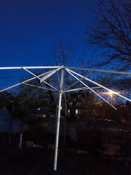 Продавам градински чадър много здрав от старата генерация