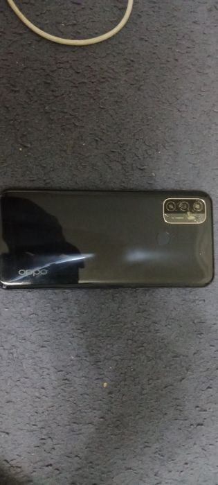 продам телефон  дисплей сломан но он включается