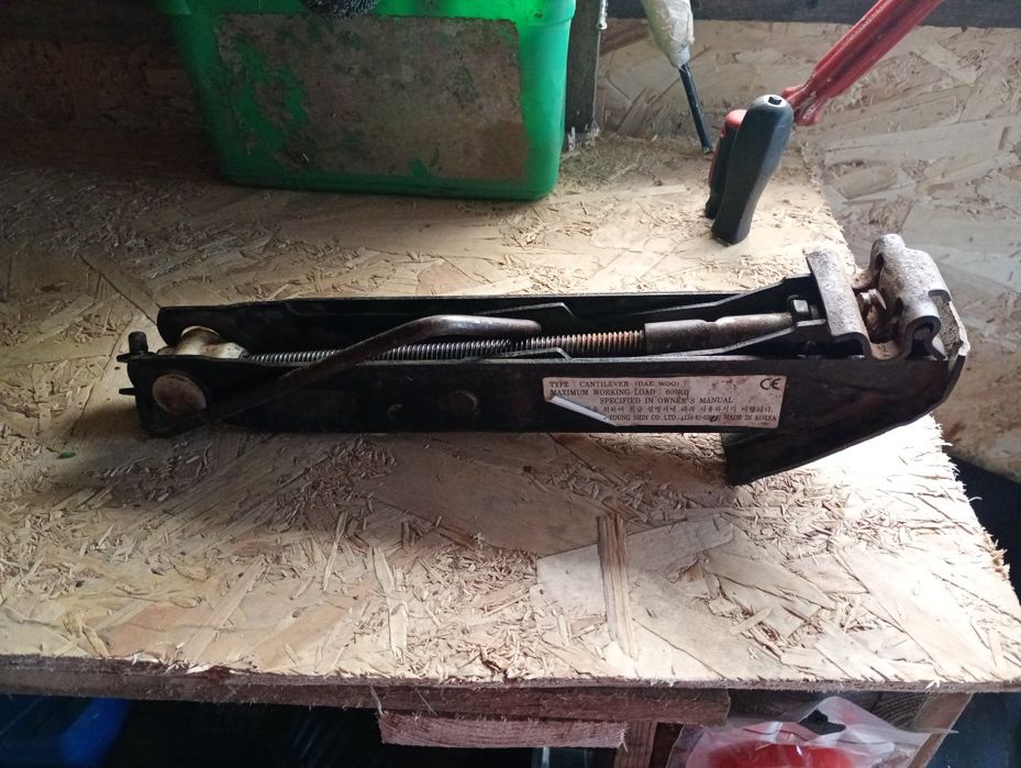 Vând cric auto tip cantilever