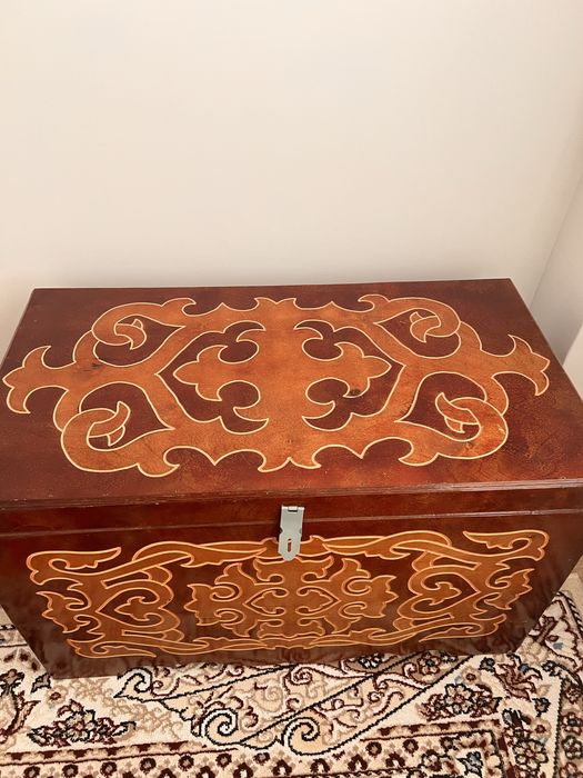 Сундук и диван буу.