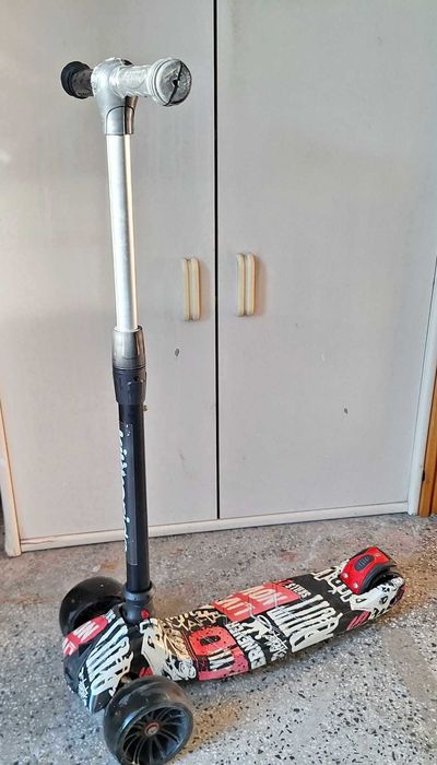 Тротинетка със светещи гуми Kikkaride