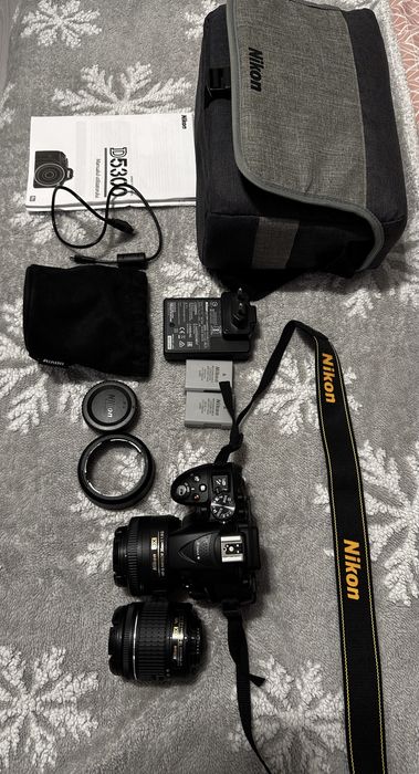 Nikon D5300 impecabil – 2 obiective, accesorii complete, puține cadre