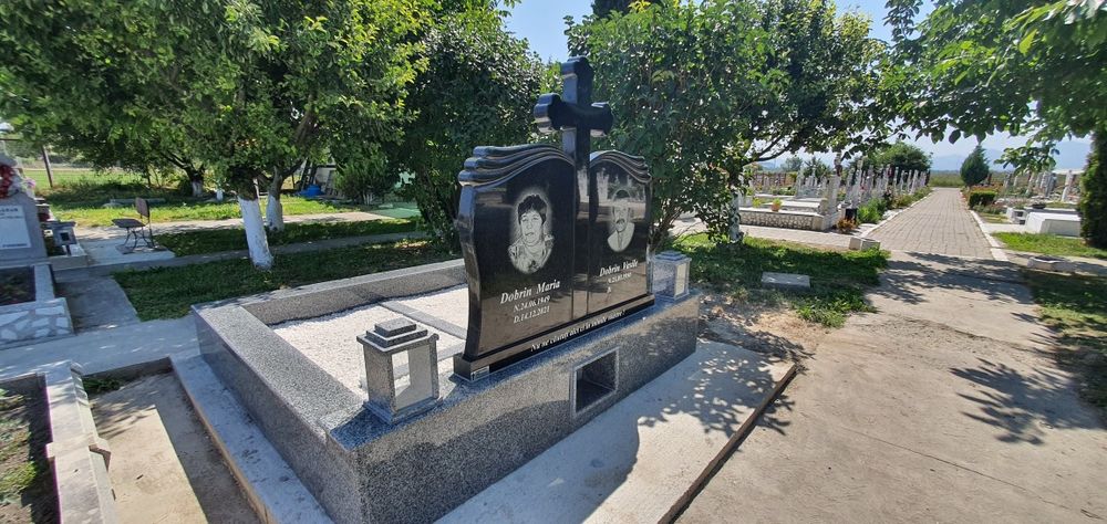 Monumente funerare din granit masiv, montaj cruci, accesorii.