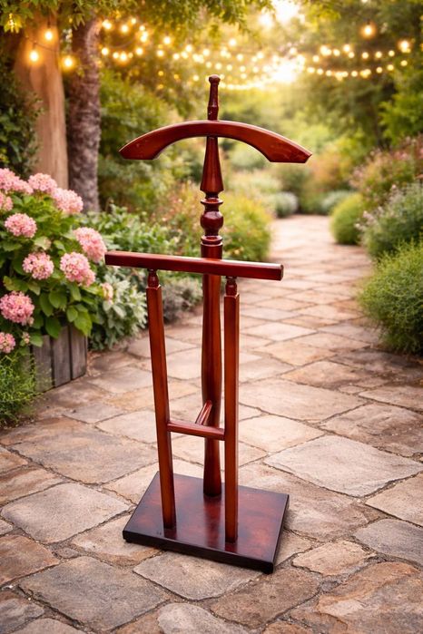 Деревянная напольная вешалка для костюмов.