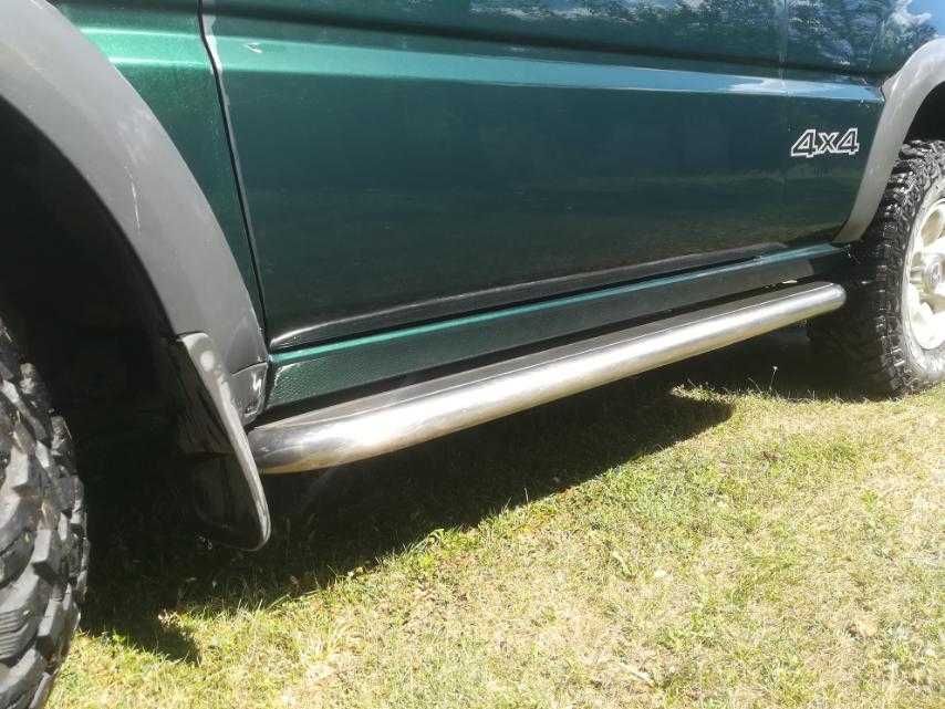 Продава прагове за Nissan Terrano II и Ford Maverik.