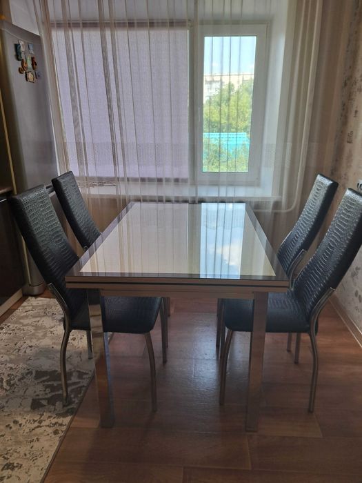 Продам кухонный стол+4 стула