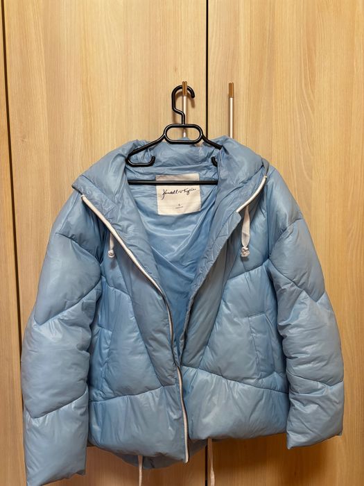 Зимно яке.Размер С-М (оувърсайз)има връзки на кръста за регулиране.