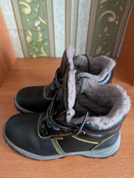 Продам новые зимние рабочие ботинки 41-го размера