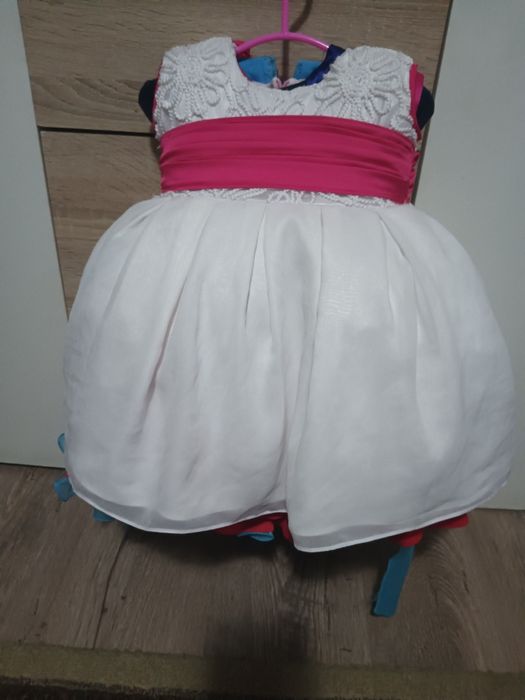 Vând rochițe de fetiță purtate de 2 ori preț 10 lei bucata și încălțăm