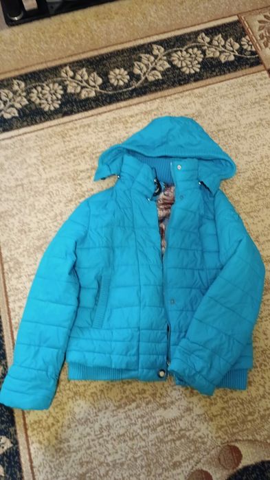 Продам куртки для девочек.