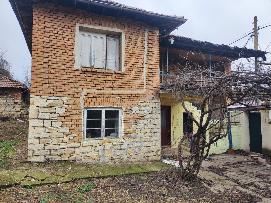 Къща и стопански постройки с гараж