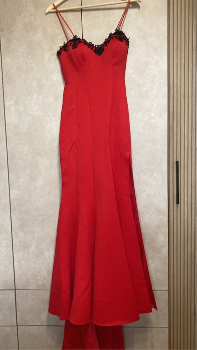 Червена бална  рокля с шлейф