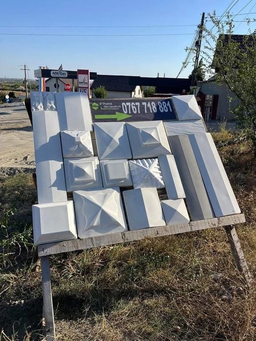 Vand coame de gard si capace pentru stalpi