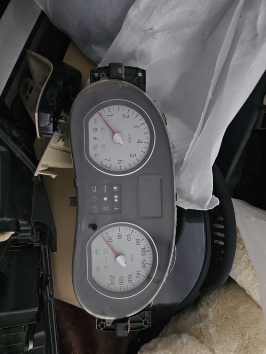 Ceasuri logan 1 albe pret 100 lei fix