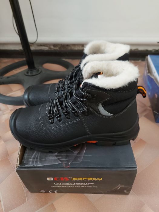 Продаётся спецботинки