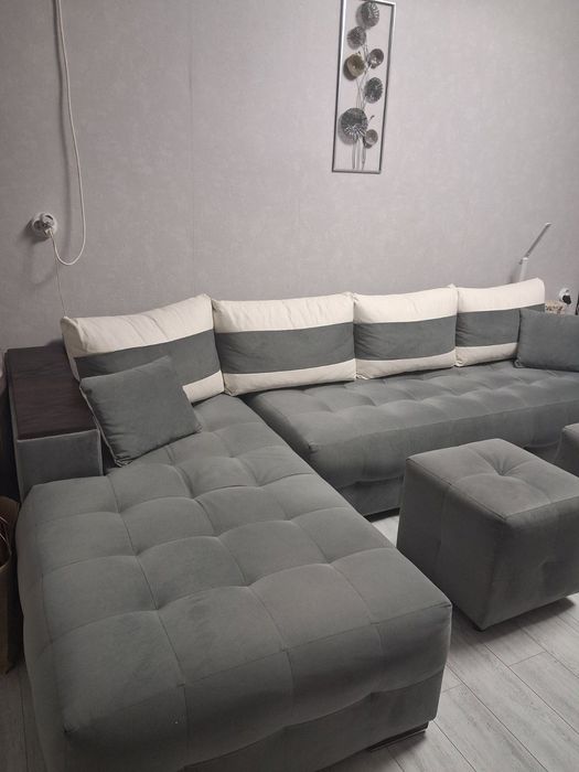 Разтягащ диван с две табуретки