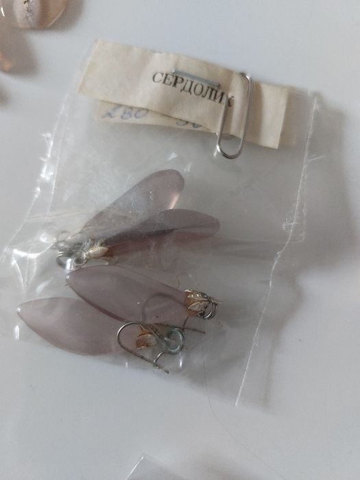 Бижута от полускъпоценни камъни