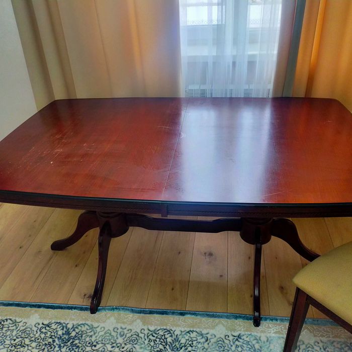 Стол и стулья производства Малайзия.