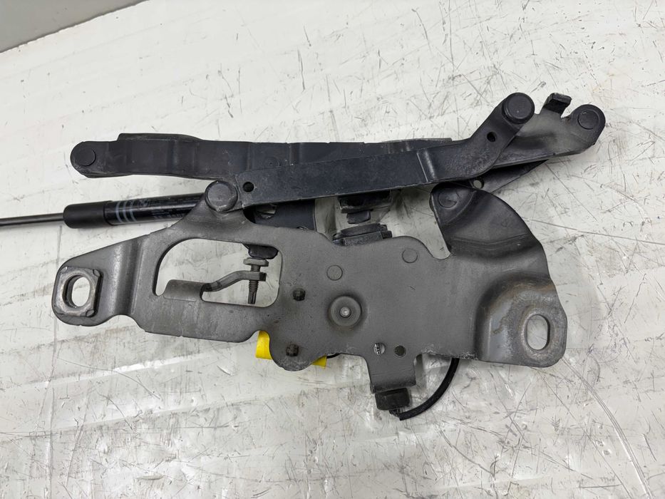 Панта с пиропатрон преден капак БМВ Ф10 Ф11 Ф06 Ф12 Ф13 Ф01 Ф02 Z4 Е89