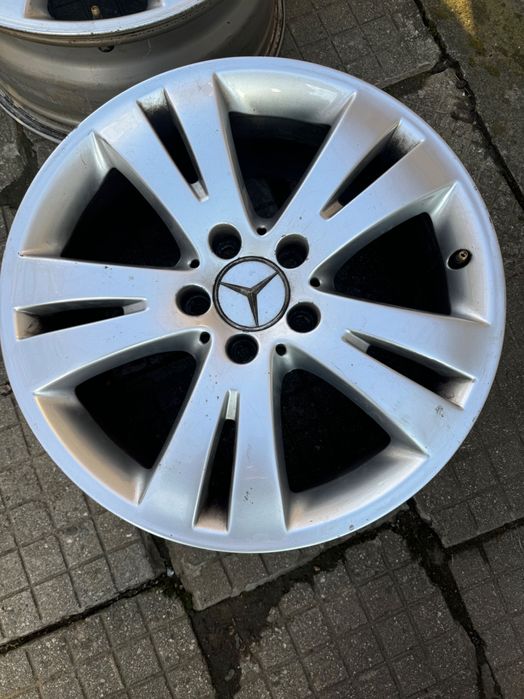 Продавам тези джанти от снимката за w212 без гумите. Джантите са без