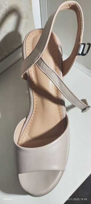 Босоножки бежевого цвета