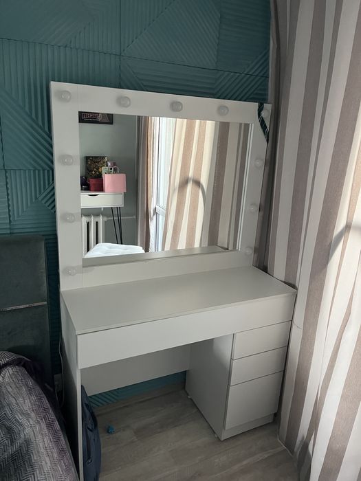 Макияжный столик