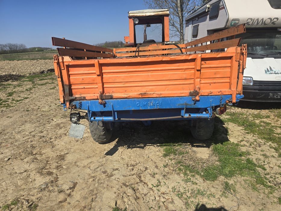 Remorca cu tracțiune si  basculabila. Italiana.