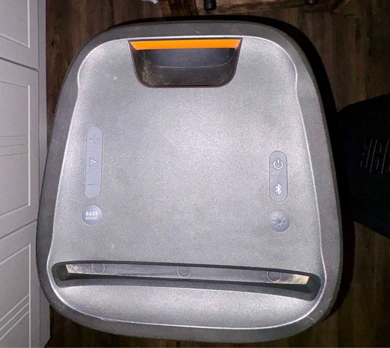 Vand 2 Boxe Jbl Party Box 200 folosite ocazional. Sunet puternic si foarte clar. Se inperecheaza intre ele si da un sunet sporit si puternic 240w buc