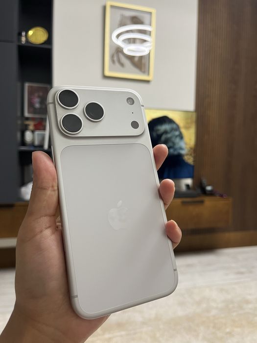 Продам iphone 17 pro max white