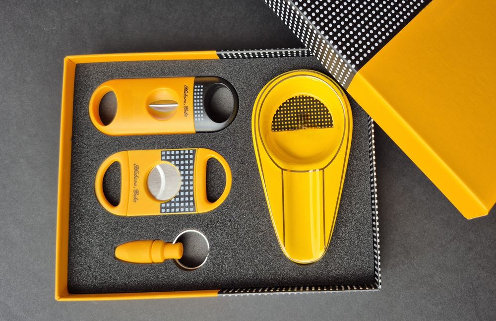 Подаръчен комплект за пури,с лого,два цвята